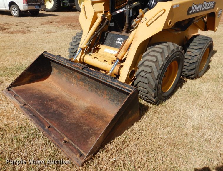 image for item JJ9662 2004 John Deere 260 Series II  skid steer loader