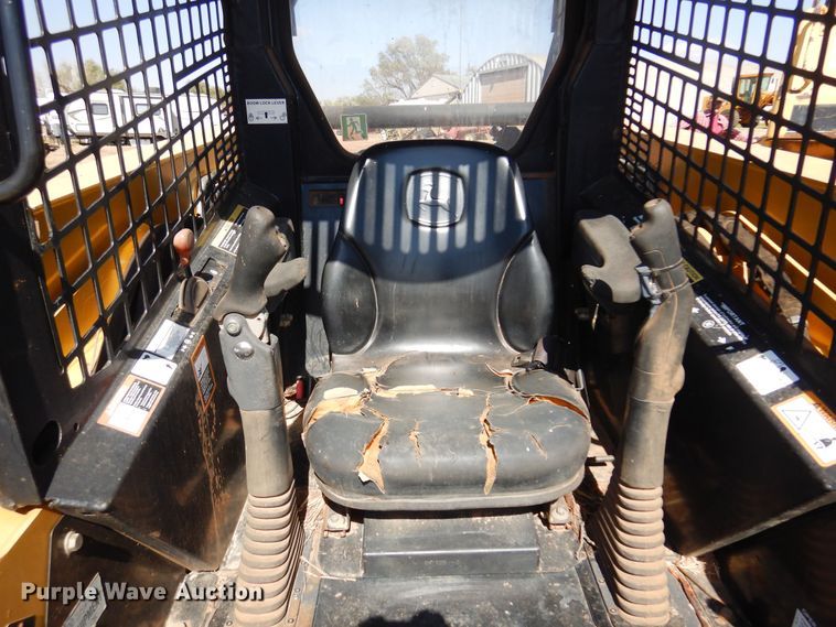 image for item JJ9662 2004 John Deere 260 Series II  skid steer loader