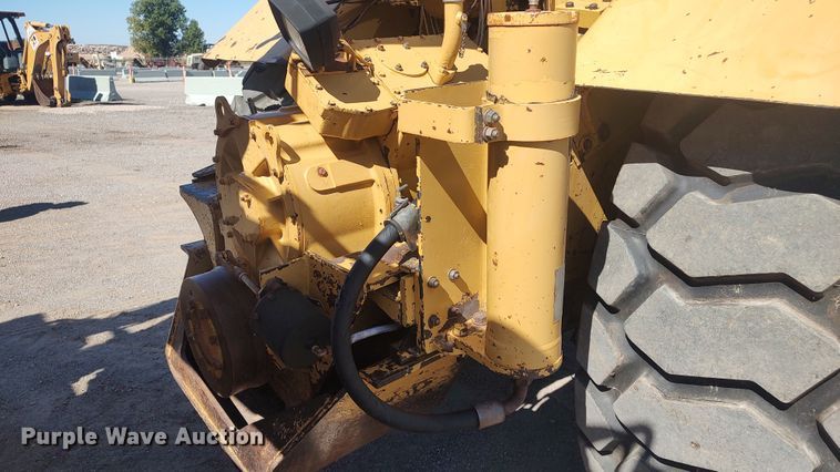 image for item JR9401 1996 Caterpillar 615C Series II  elevating scraper