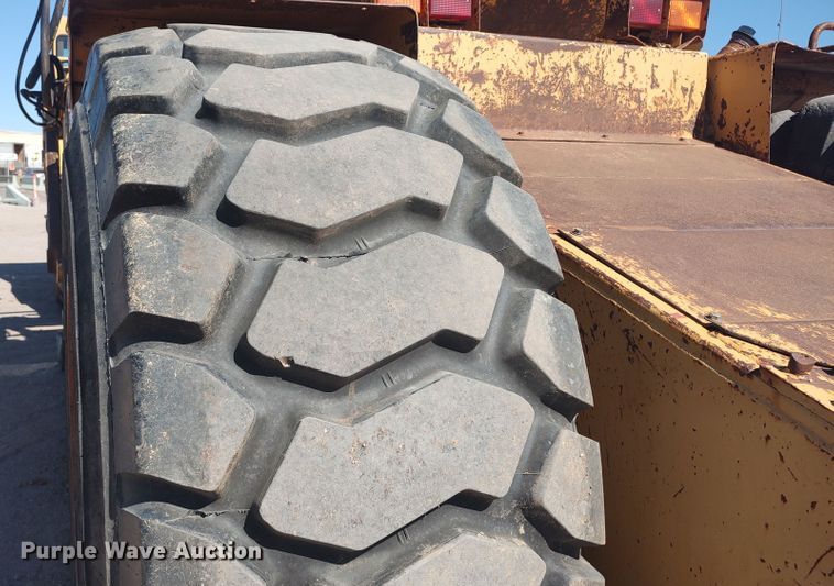 image for item JR9401 1996 Caterpillar 615C Series II  elevating scraper