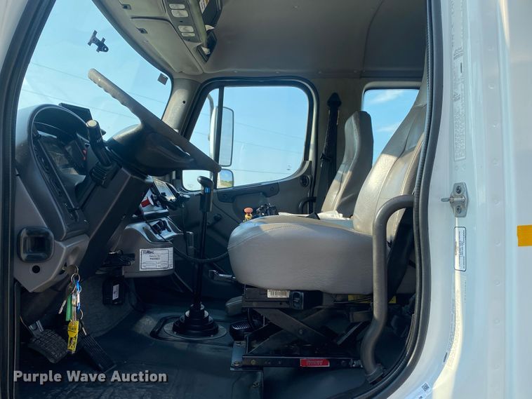 image for item JW9424 2010 Freightliner Business Class M2  bucket truck