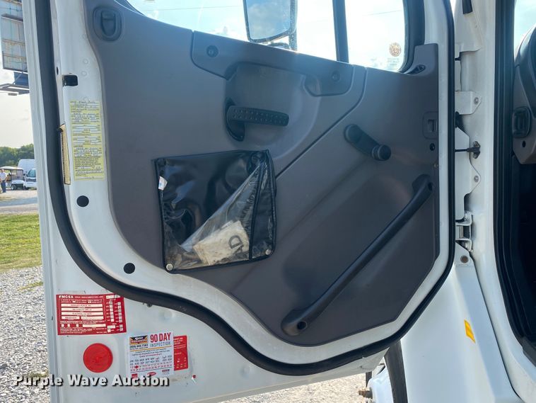 image for item JW9424 2010 Freightliner Business Class M2  bucket truck