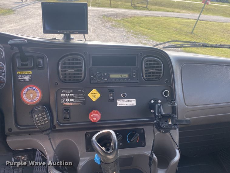 image for item JW9424 2010 Freightliner Business Class M2  bucket truck