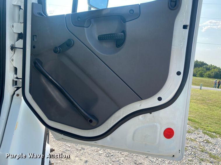 image for item JW9424 2010 Freightliner Business Class M2  bucket truck