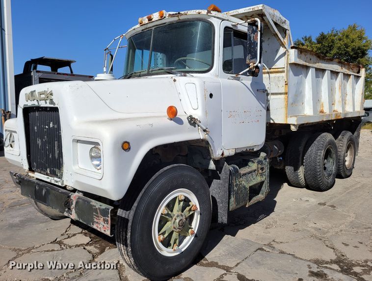 image for item JZ9077 1983 Mack DM492S  dump truck