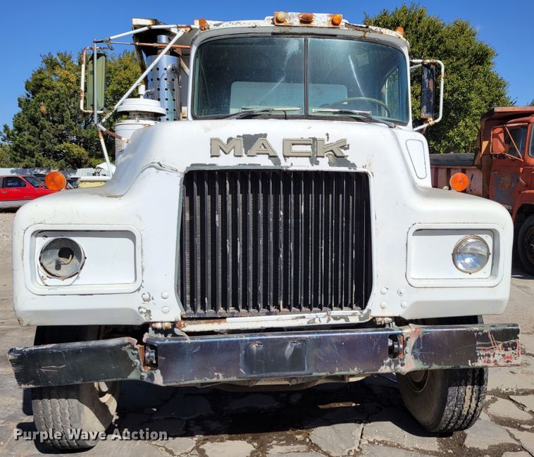 image for item JZ9077 1983 Mack DM492S  dump truck