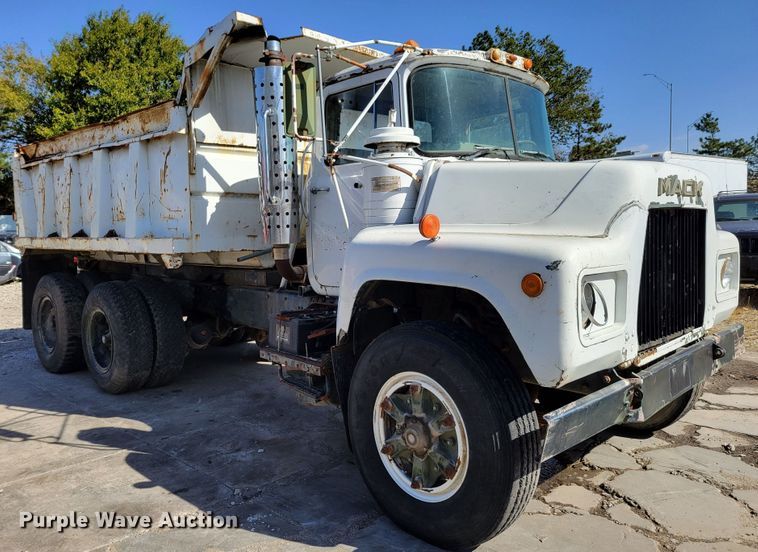 image for item JZ9077 1983 Mack DM492S  dump truck