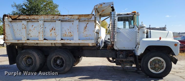 image for item JZ9077 1983 Mack DM492S  dump truck