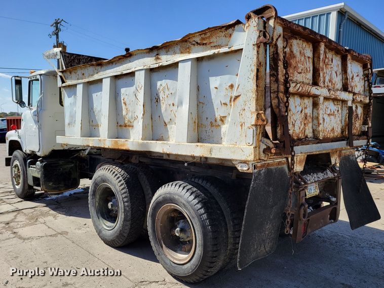 image for item JZ9077 1983 Mack DM492S  dump truck