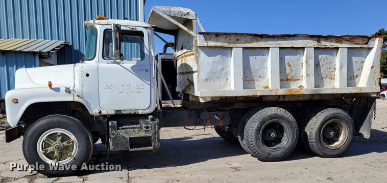 image for item JZ9077 1983 Mack DM492S  dump truck