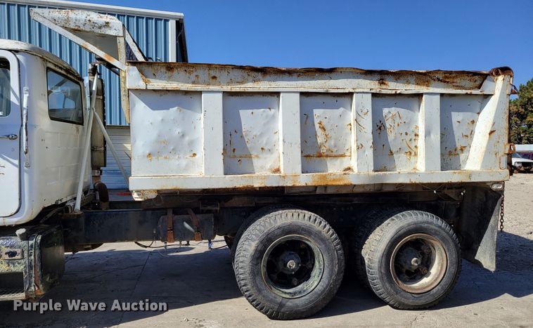 image for item JZ9077 1983 Mack DM492S  dump truck