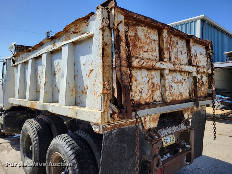 image for item JZ9077 1983 Mack DM492S  dump truck