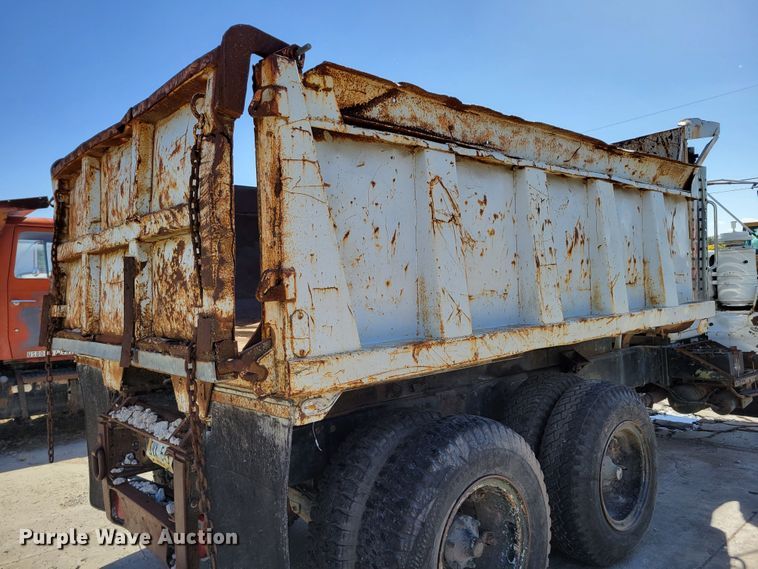 image for item JZ9077 1983 Mack DM492S  dump truck