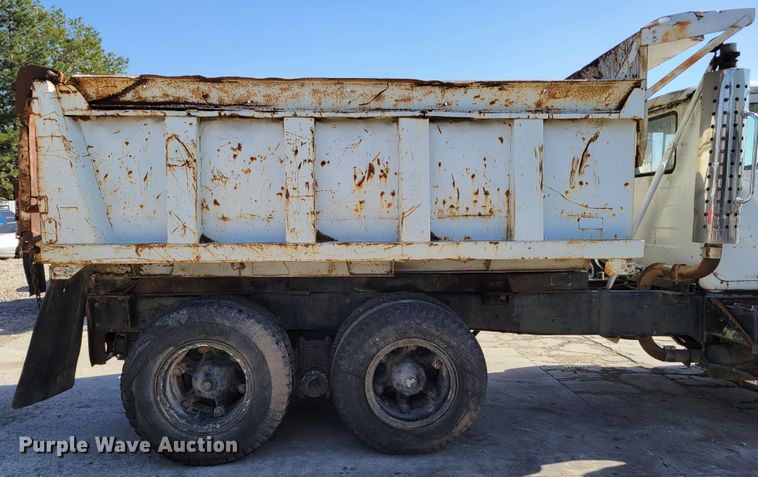 image for item JZ9077 1983 Mack DM492S  dump truck