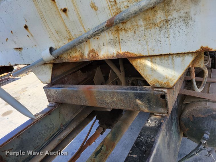 image for item JZ9077 1983 Mack DM492S  dump truck