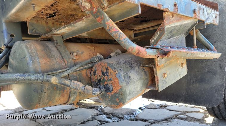 image for item JZ9077 1983 Mack DM492S  dump truck