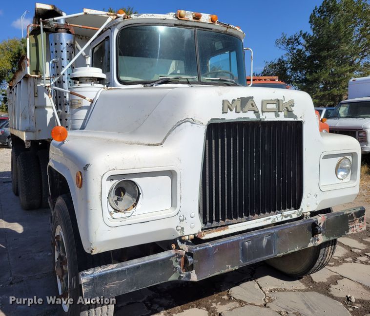 image for item JZ9077 1983 Mack DM492S  dump truck