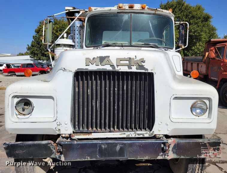 image for item JZ9077 1983 Mack DM492S  dump truck