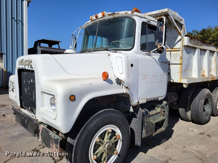 image for item JZ9077 1983 Mack DM492S  dump truck
