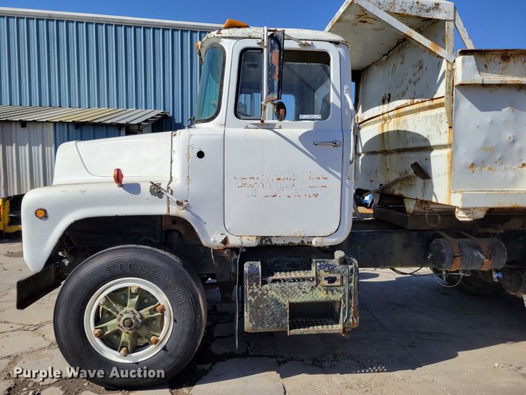 image for item JZ9077 1983 Mack DM492S  dump truck