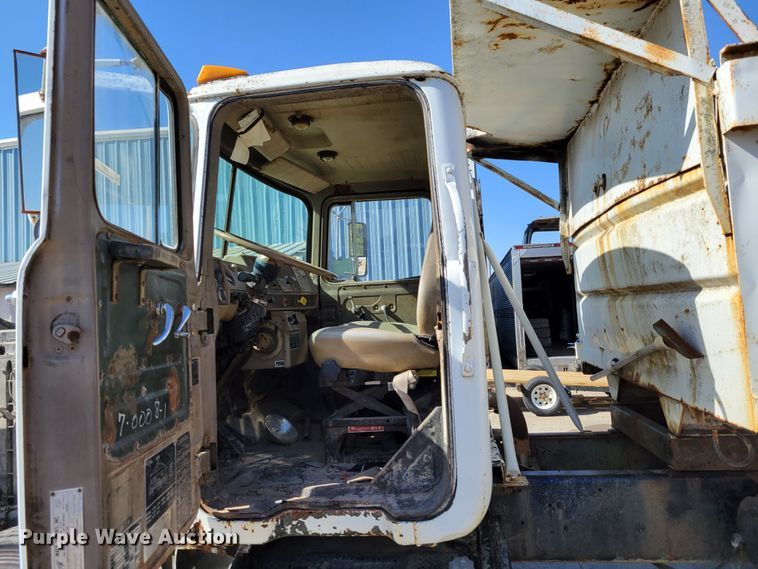 image for item JZ9077 1983 Mack DM492S  dump truck