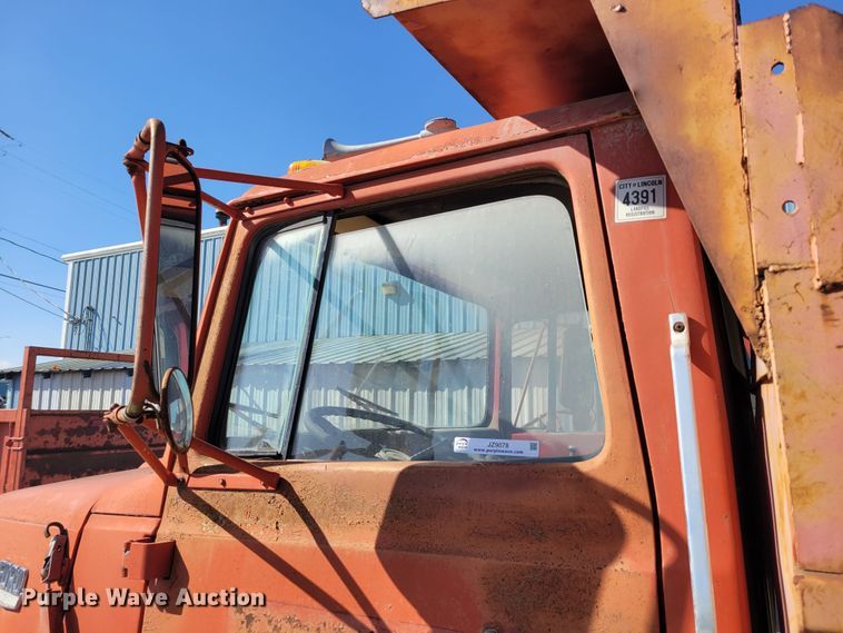 image for item JZ9078 1973 Ford LN750  dump truck