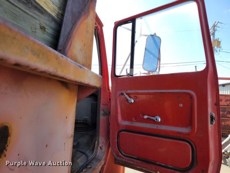 image for item JZ9078 1973 Ford LN750  dump truck