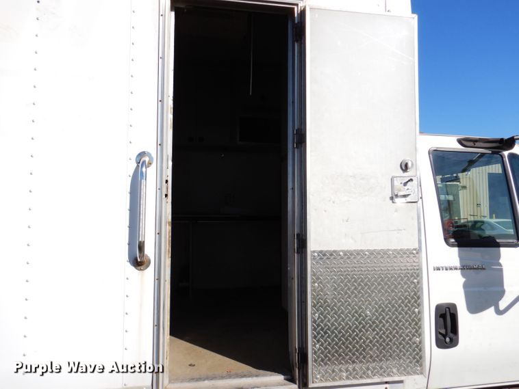 image for item KW9314 2003 International 4300  box truck