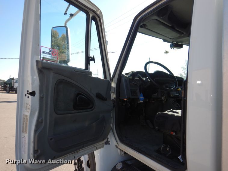 image for item KW9314 2003 International 4300  box truck