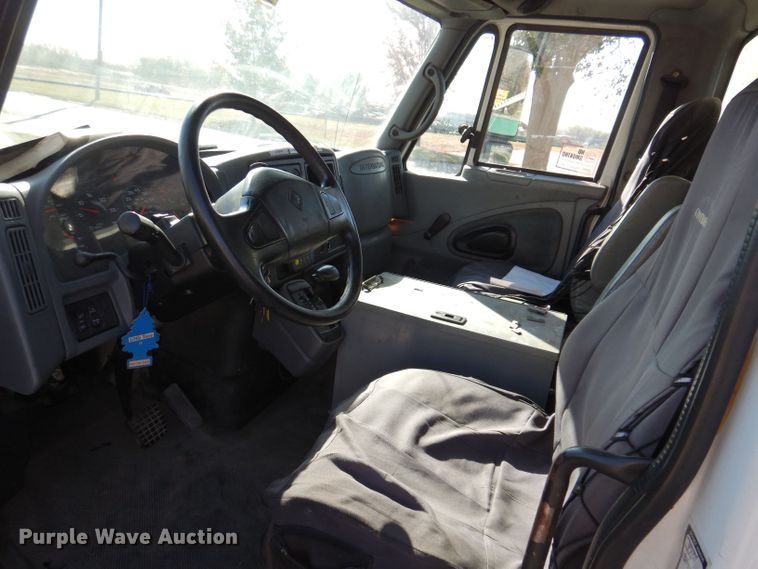 image for item KW9314 2003 International 4300  box truck