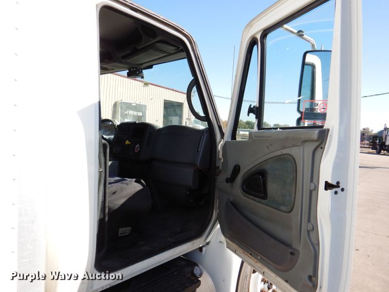 image for item KW9314 2003 International 4300  box truck