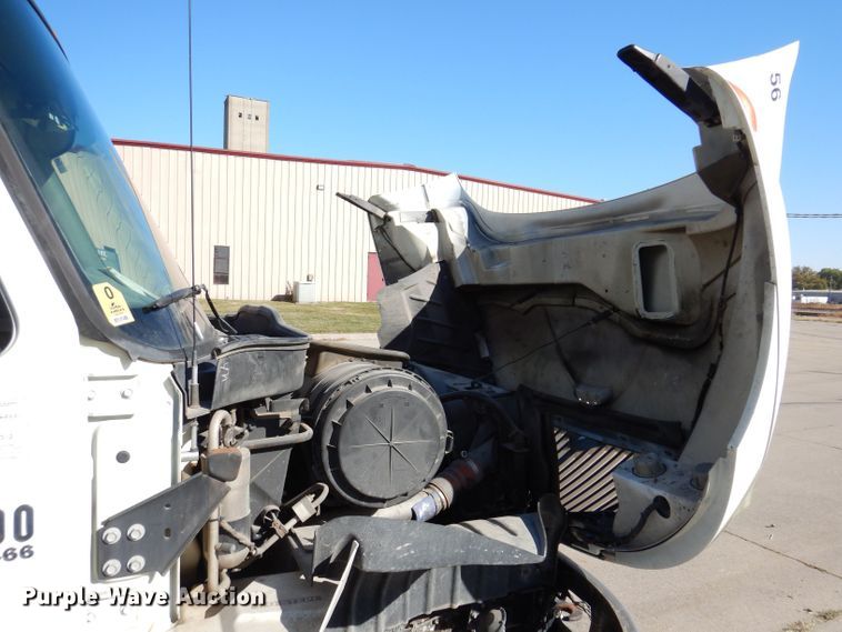 image for item KW9314 2003 International 4300  box truck