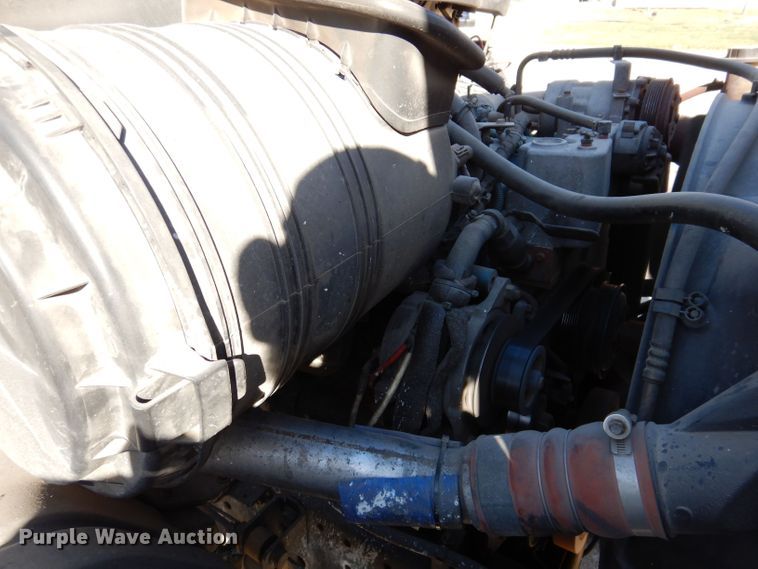 image for item KW9314 2003 International 4300  box truck