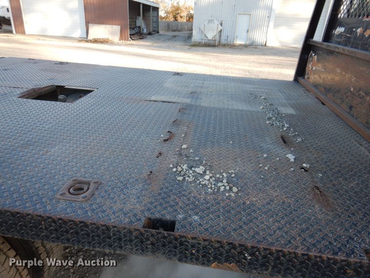 image for item KW9324 2005 Chevrolet C5500  flatbed truck