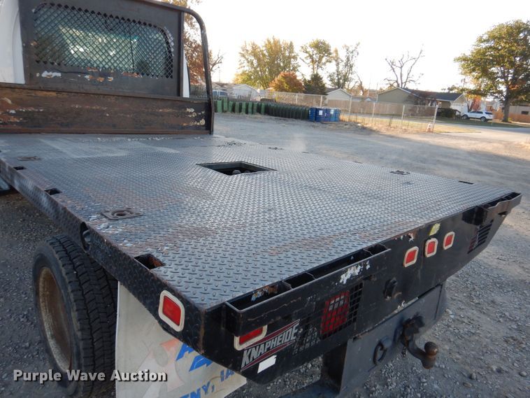 image for item KW9324 2005 Chevrolet C5500  flatbed truck