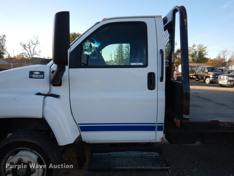 image for item KW9324 2005 Chevrolet C5500  flatbed truck
