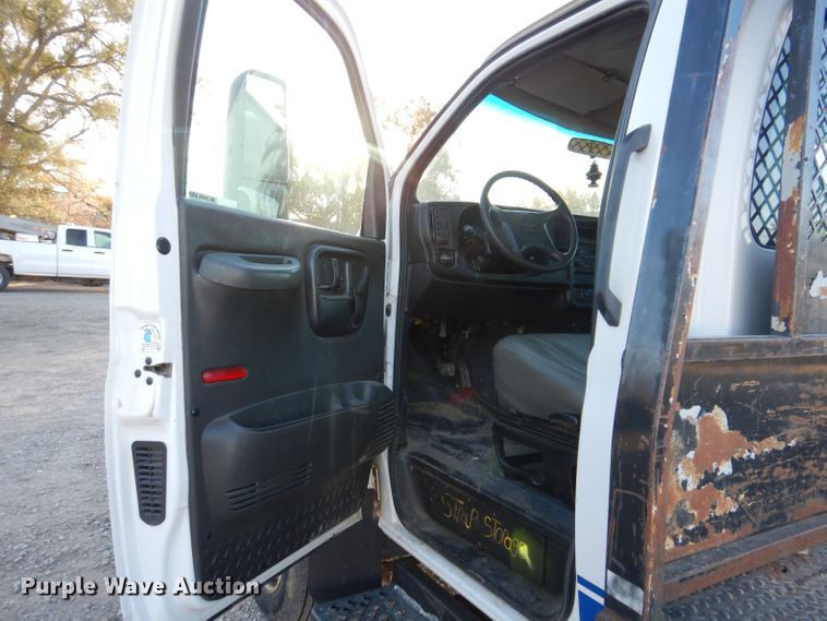 image for item KW9324 2005 Chevrolet C5500  flatbed truck