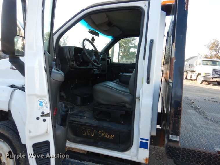 image for item KW9324 2005 Chevrolet C5500  flatbed truck