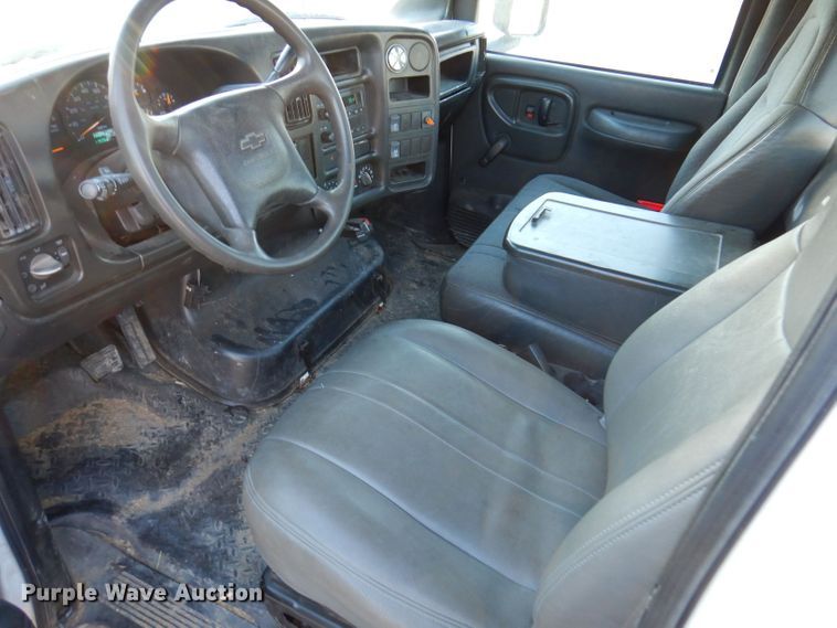 image for item KW9324 2005 Chevrolet C5500  flatbed truck