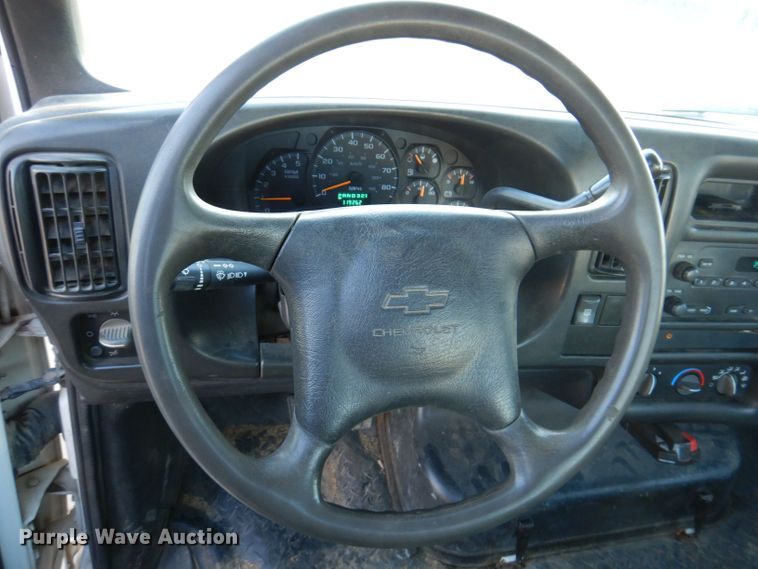 image for item KW9324 2005 Chevrolet C5500  flatbed truck