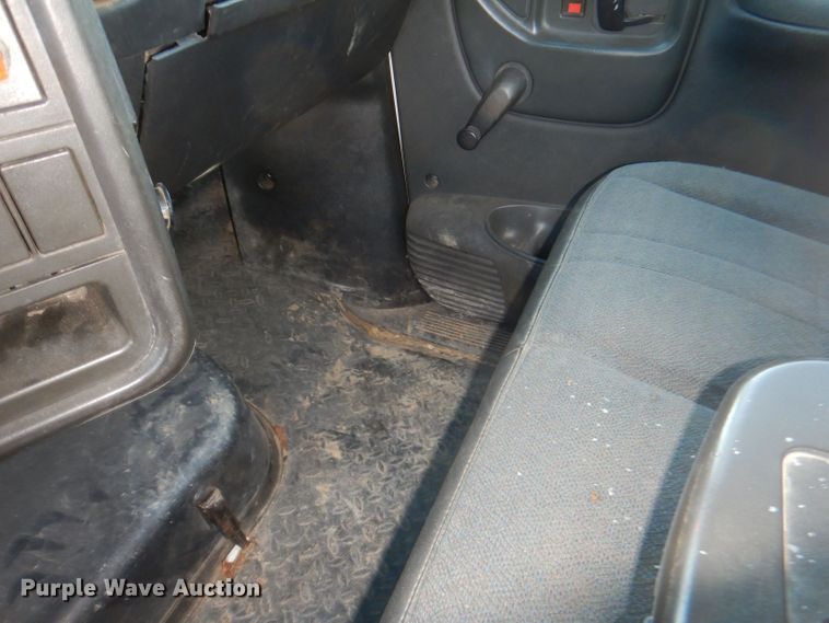 image for item KW9324 2005 Chevrolet C5500  flatbed truck