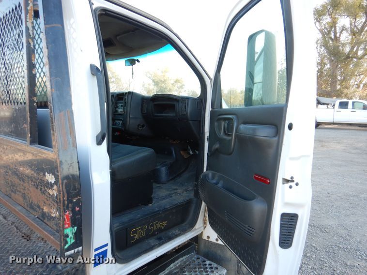 image for item KW9324 2005 Chevrolet C5500  flatbed truck