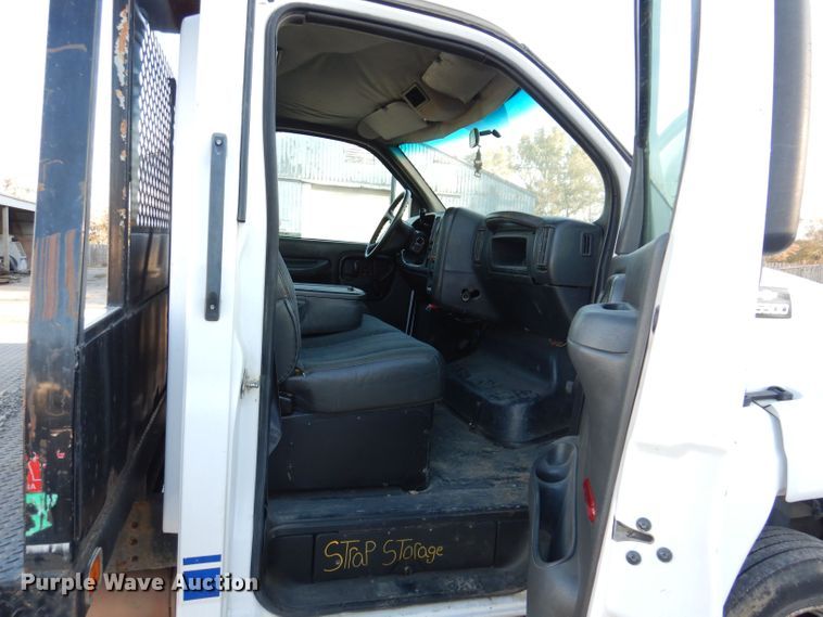 image for item KW9324 2005 Chevrolet C5500  flatbed truck