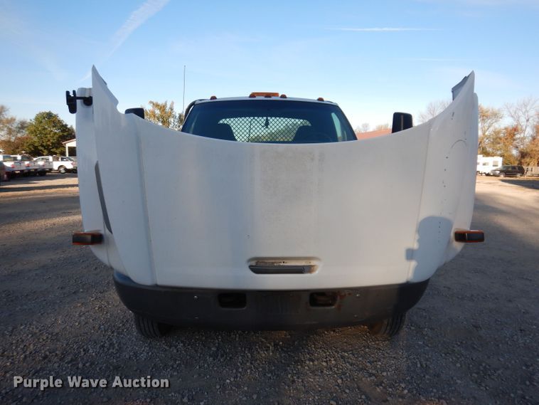 image for item KW9324 2005 Chevrolet C5500  flatbed truck