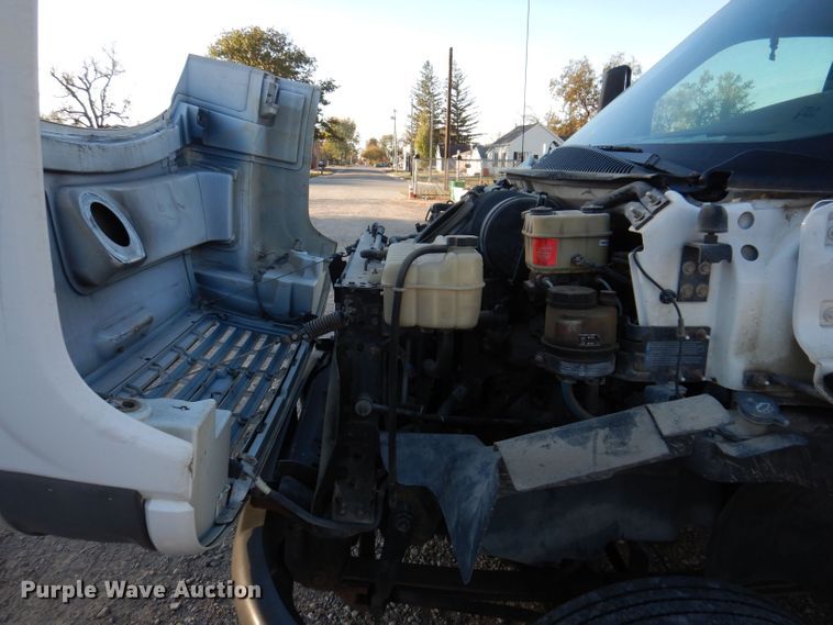 image for item KW9324 2005 Chevrolet C5500  flatbed truck