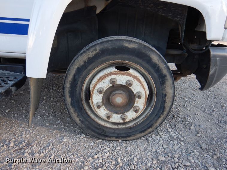 image for item KW9324 2005 Chevrolet C5500  flatbed truck