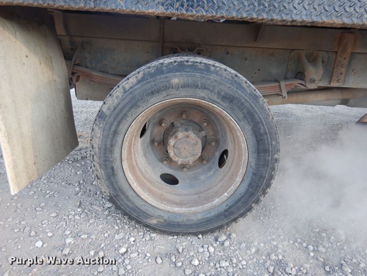 image for item KW9324 2005 Chevrolet C5500  flatbed truck