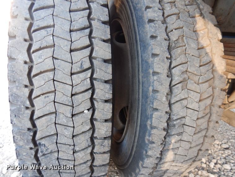 image for item KW9324 2005 Chevrolet C5500  flatbed truck