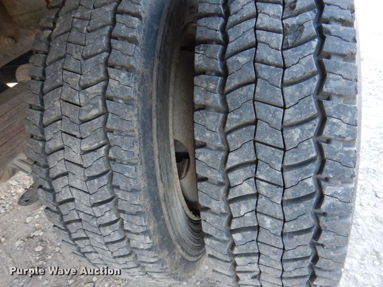 image for item KW9324 2005 Chevrolet C5500  flatbed truck