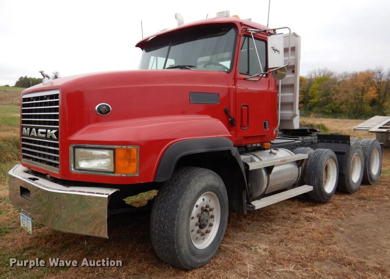 image for item KW9381 2000 Mack CL713  semi truck